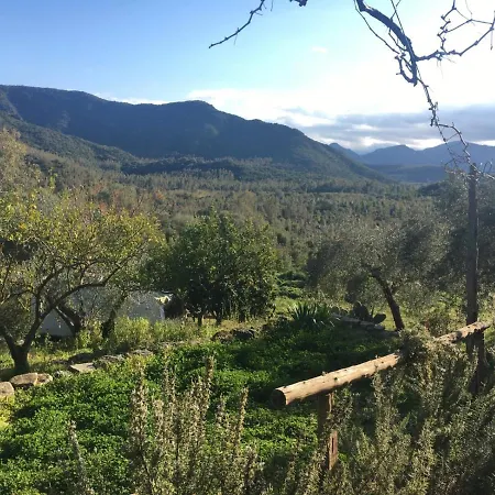 לינה וארוחת בוקר S'imbragu Farm 3*