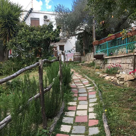 לינה וארוחת בוקר S'imbragu Farm 3*